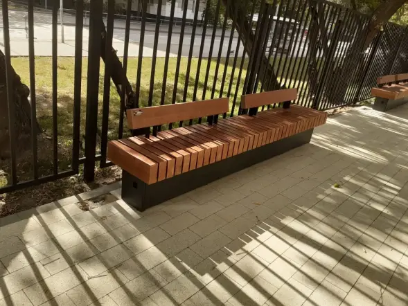 Скамейка стальная «Wood Bench» с USB-входами 2,0 м (одна спинка)