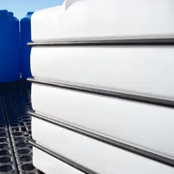 Емкость K 3000л под плотность до 1.2 г/см3 белая в обрешетке