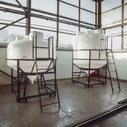 Емкость ЦКТ 5000 л с патрубком 90мм под плотность до 1,5 г/см3 белая в обрешетке с лестницей