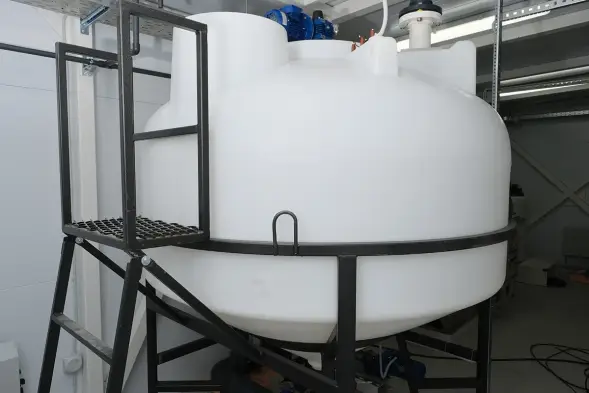 Емкость ЦКТ 3000 л с патрубком 90мм под плотность до 1,2 г/см³ белая в обрешетке