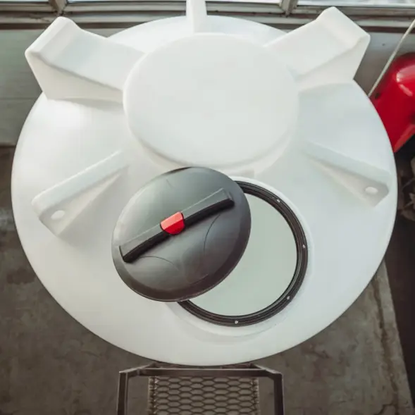 Емкость ЦКТ 5000л с патрубком 90мм белая в обрешетке с лестницей