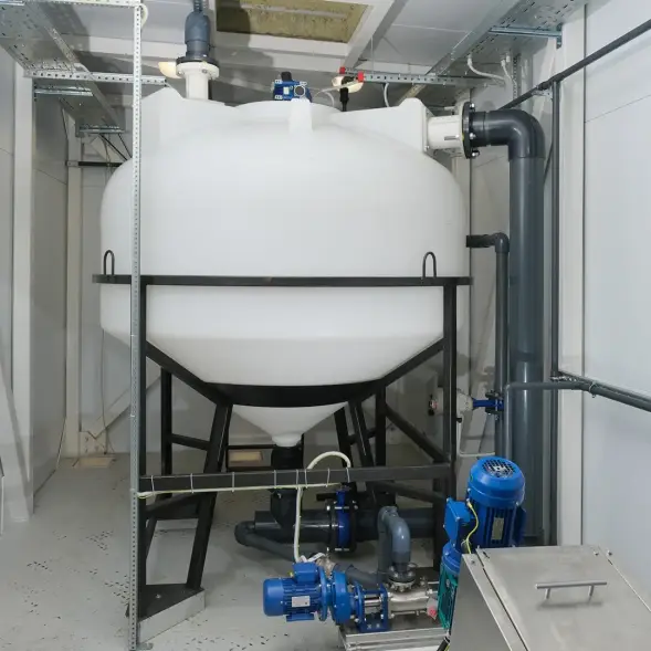 Емкость ЦКТ 3000 л с патрубком 110мм с фланцем под плотность до 1,2 г/см3 белая в обрешетке с лестницей