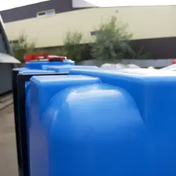 Емкость ST 2000л с патрубками 100мм под плотность до 1.2 г/см3 с откидной крышкой синяя в обрешетке