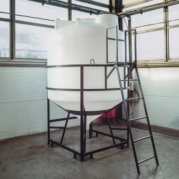 Емкость ЦКТ 5000 л с патрубком 110мм с фланцем под плотность до 1,2 г/см3 белая в обрешетке с лестницей