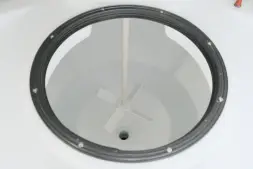 Емкость ЦКТ 3000 л с патрубком 110мм белая в обрешетке с лестницей