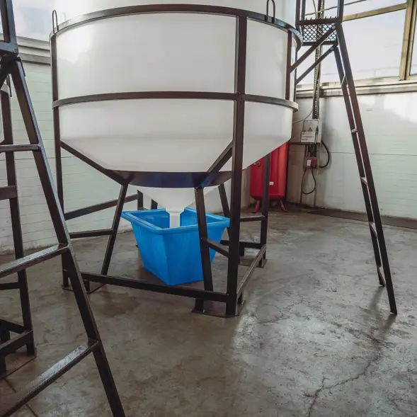 Емкость ЦКТ 5000 л с патрубком 160мм под плотность до 1,5 г/см3 белая в обрешетке