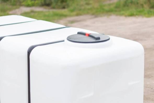 Емкость KR 4000л белая с откидной крышкой в обрешетке (полный слив)