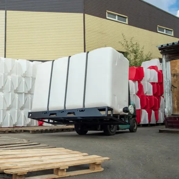 Емкость KR 4000л белая с откидной крышкой в обрешетке (полный слив)