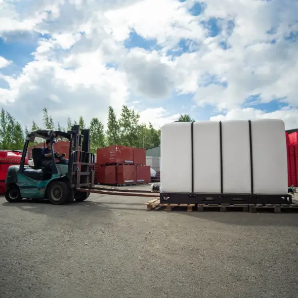 Емкость KR 4000л белая с откидной крышкой в обрешетке (полный слив)