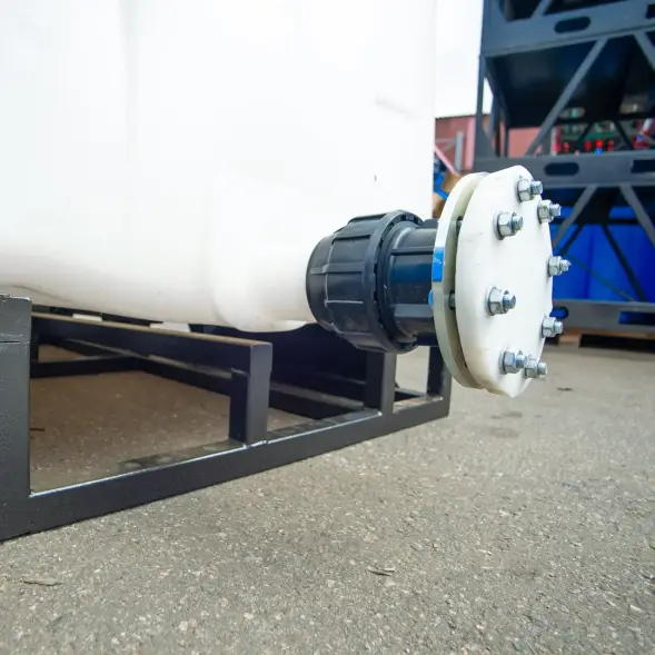 Емкость KR 4000л белая с откидной крышкой в обрешетке (полный слив)