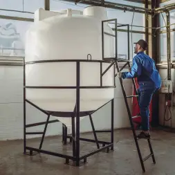 Емкость ЦКТ 5000 л с патрубком 160мм с фланцем под плотность до 1,5 г/см3 белая в обрешетке с лестницей