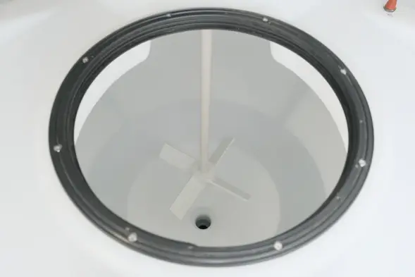 Емкость ЦКТ 3000 л с патрубком 160мм с фланцем белая в обрешетке с лестницей