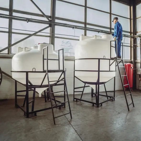 Емкость ЦКТ 3000 л с патрубком 160мм с фланцем белая в обрешетке с лестницей