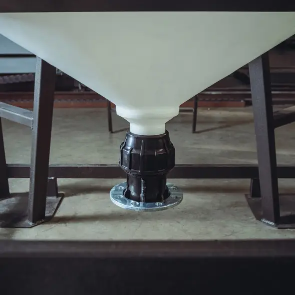 Емкость ЦКТ 3000 л с патрубком 160мм с фланцем белая в обрешетке с лестницей